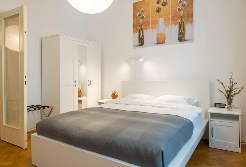 Ultra-Central University Square Apartament Apartament Bukares Bagian luar foto